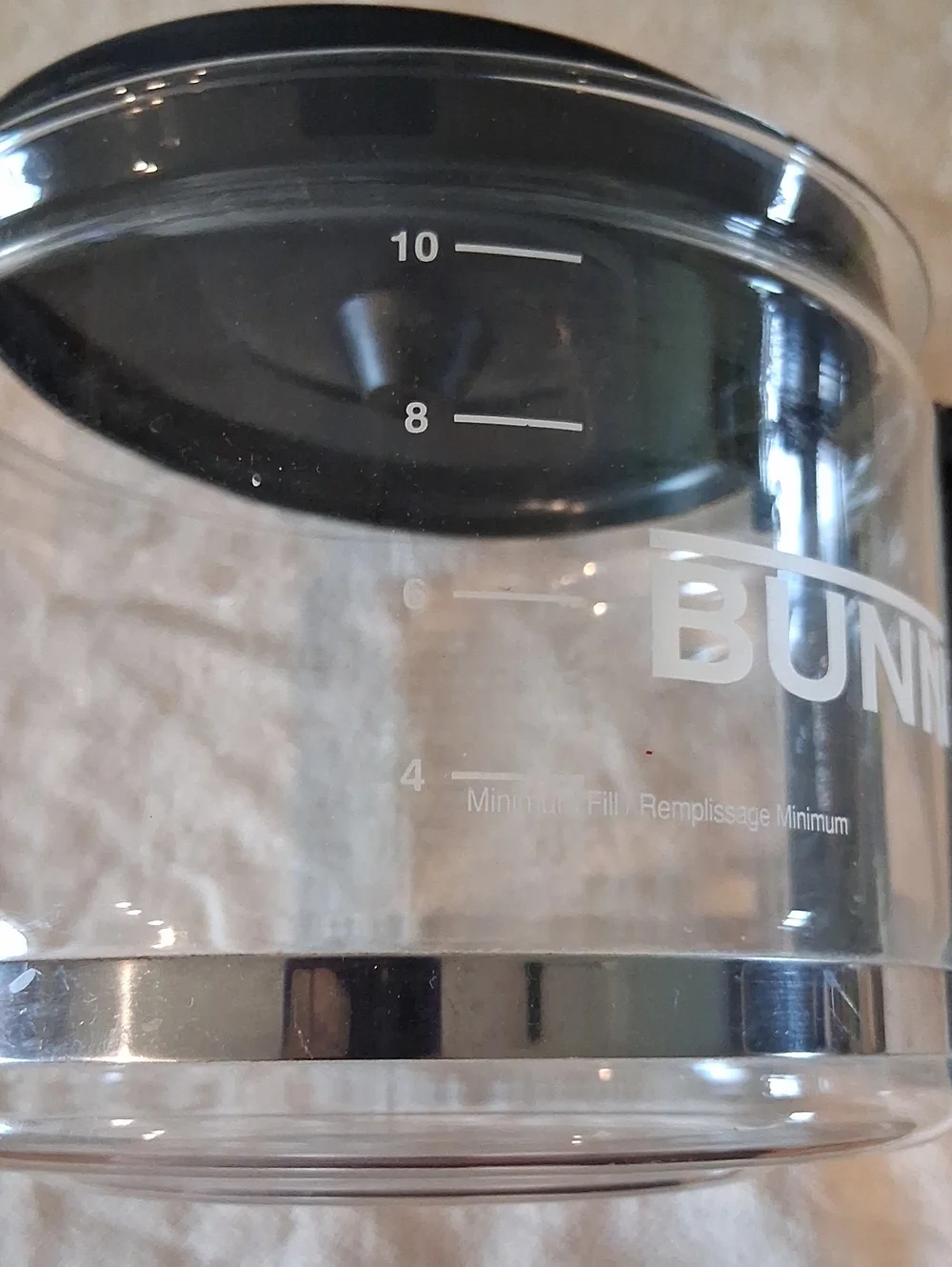 Bunn 10-cup replacement‎ glass carafe featuring a black lid and handle.